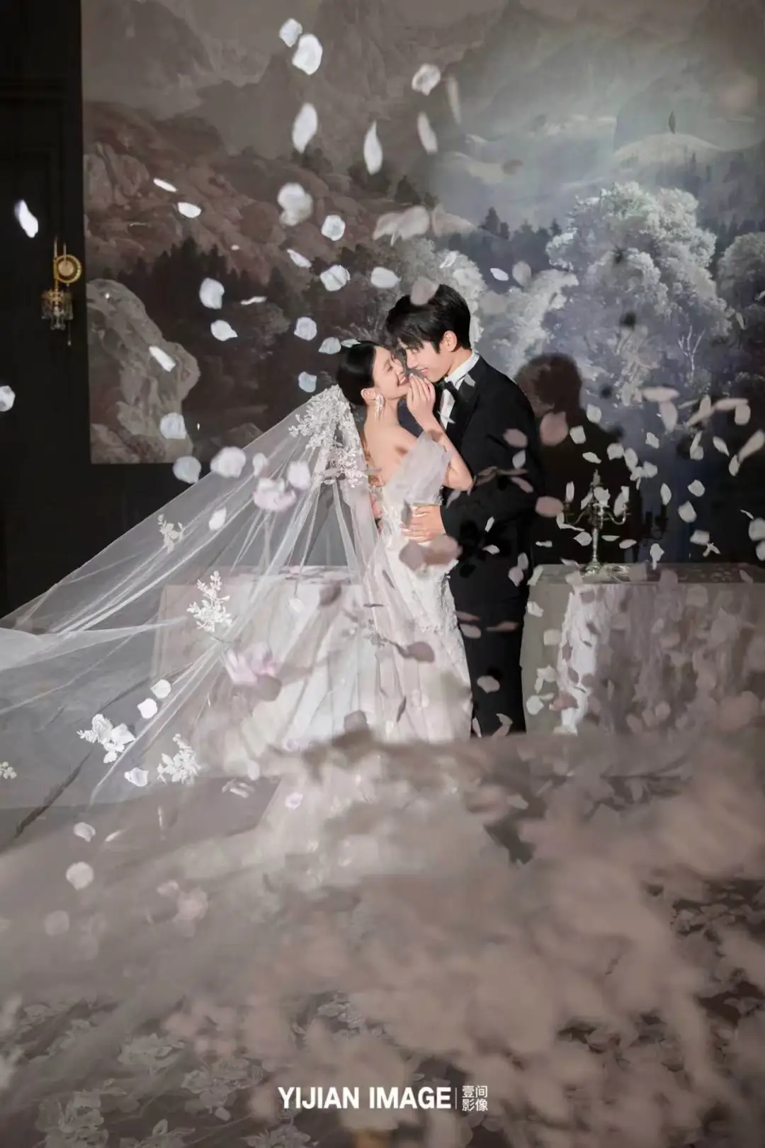 沉浸式油画婚纱，漫天花瓣氛围感~