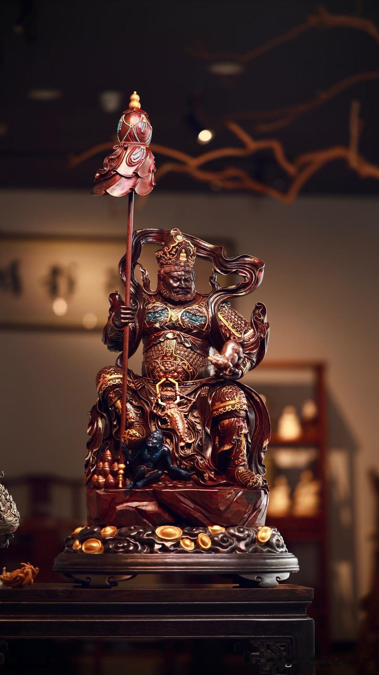 紫檀的沉稳厚重，与财宝天王的威严气度相遇，整尊造像自有一种令人驻足的力量感。

