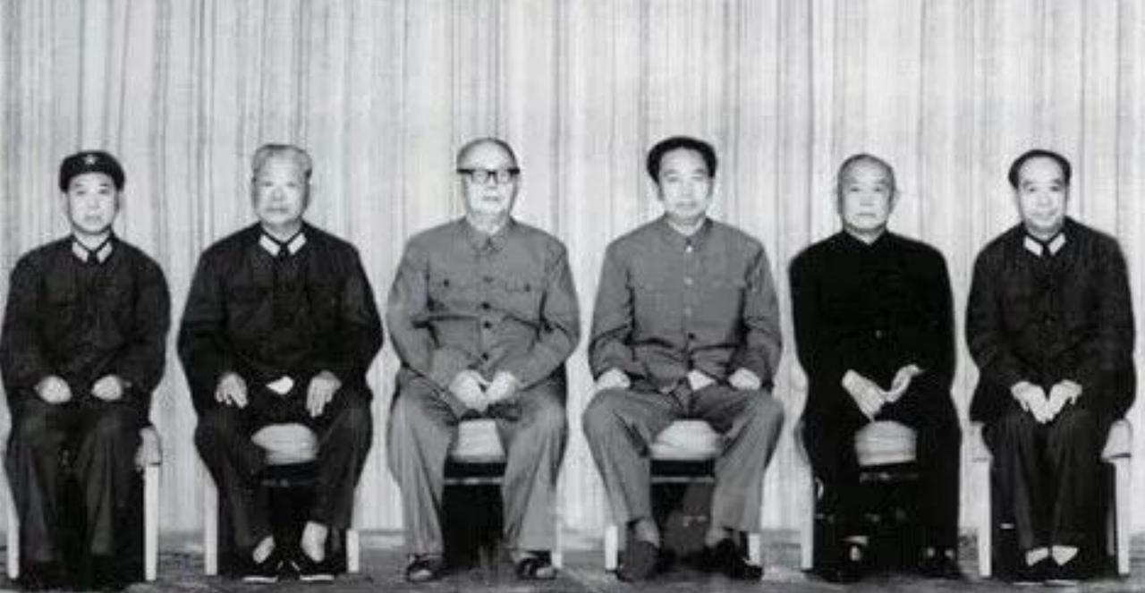 1976年2月，毛主席自感不久于人世，做了两项重要的人事安排。
一是华国锋任国务