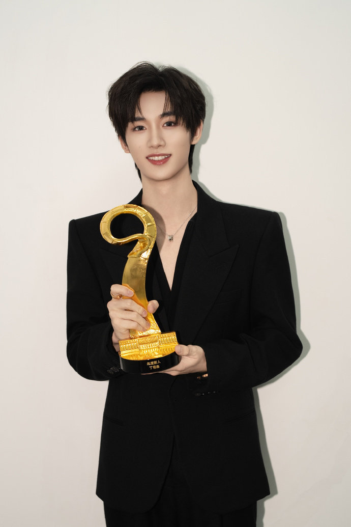 丁程鑫记于心践于行丁程鑫晒获奖照 丁程鑫晒获奖照，感谢这份喜爱和支持，记于心，践