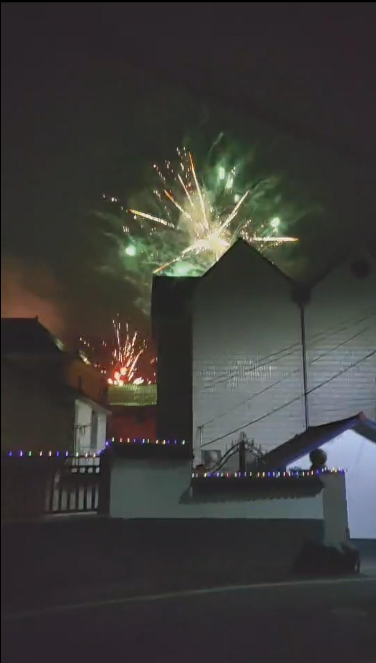 今年过年除夕晚上，我们村居然没有一个炮仗，大年初一整个村有三个偷偷燃放的烟花！这