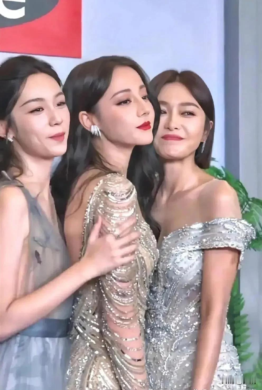 周也太年轻，表情管理不到位，少了点风情;秦岚年纪又太大，一笑脸看起来有些僵硬不自