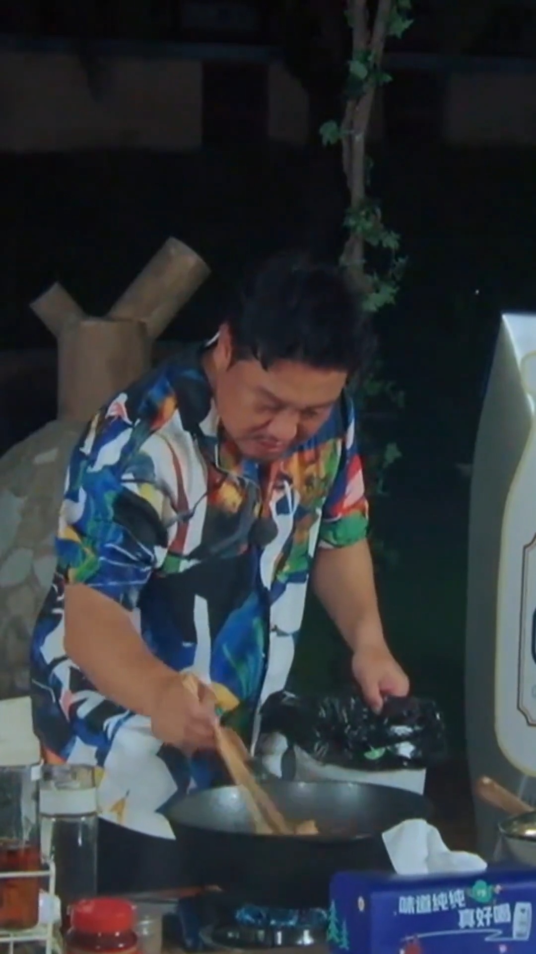 现在就出发  贾冰来了，吃饭的环节看着都香，爱吃面条的我被油面排骨吸引了，冰哥做