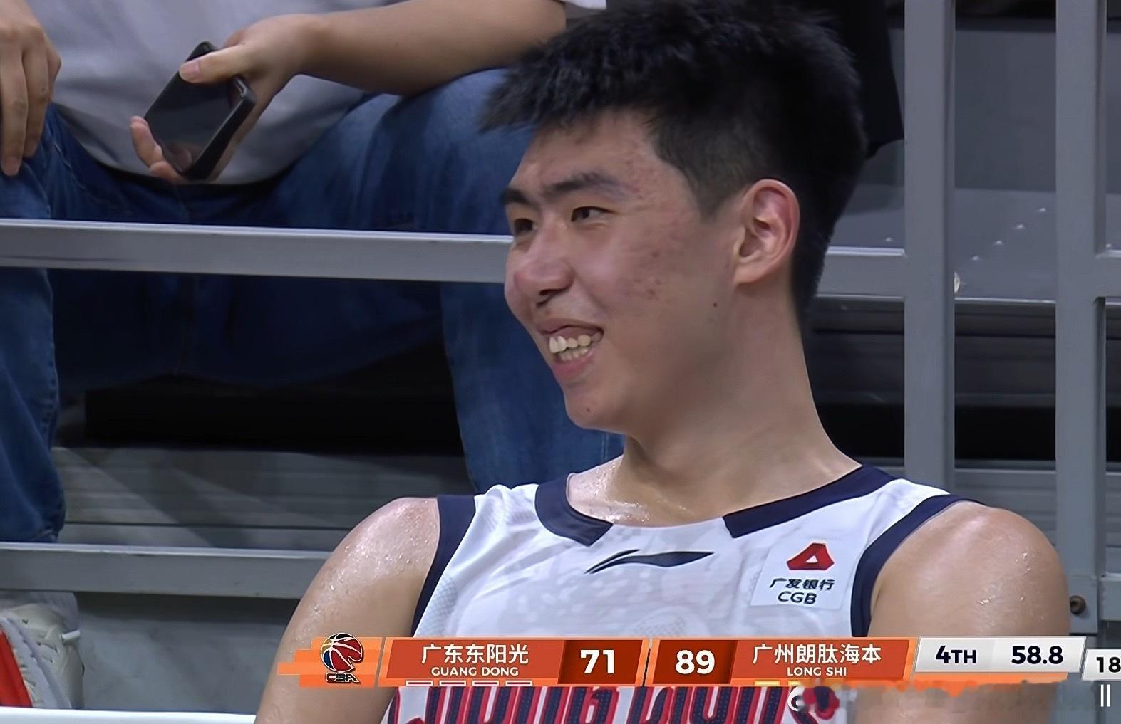 13分9篮板2封盖，徐昕的出色表现帮助广州男篮12克5客场掀翻广东男篮，杜峰教练