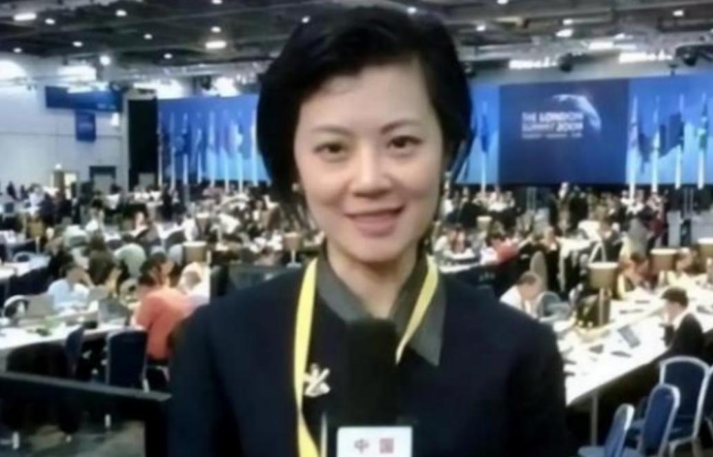 “我自愿放弃中国国籍，加入英国。”说出这句话的人，是前央视知名主持人姜丰。200