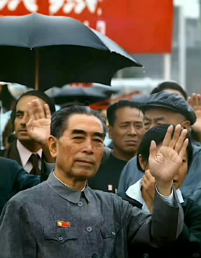 周总理晚年一张高清珍贵照片，风雨中他的眼神依旧坚定！ ​ ​​​