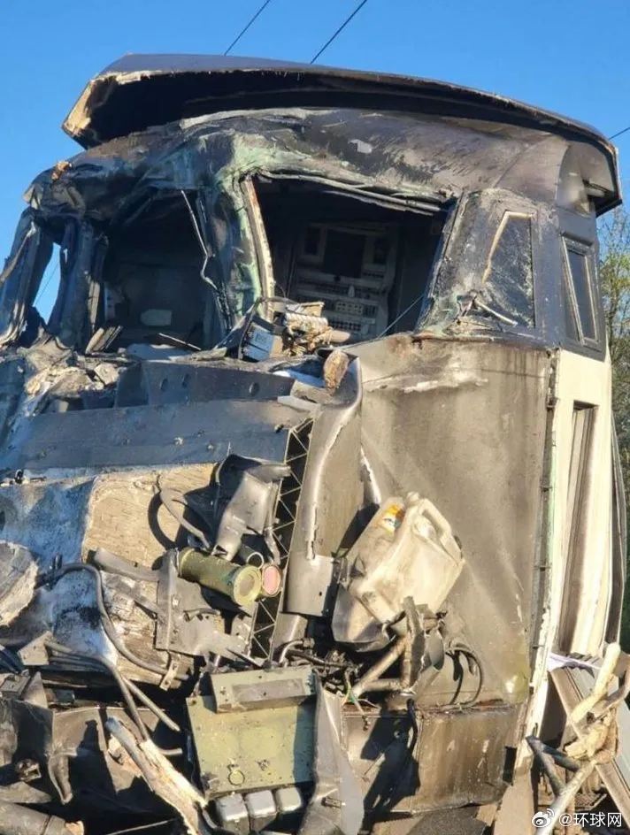 #法国一高速列车与卡车相撞#【法媒：法国一高速列车与卡车相撞，致司机死亡27人受