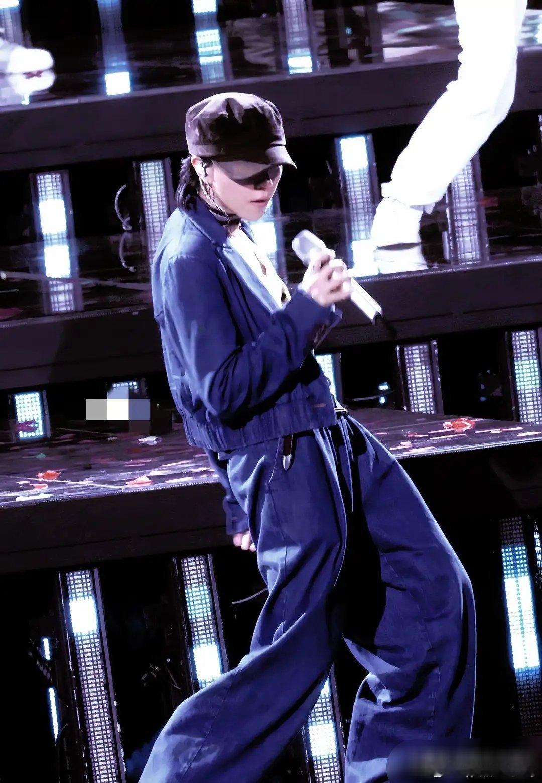 窦靖童湖南卫视跨年晚会彩排，一身酷飒穿搭超吸睛，空灵嗓音惊艳，有望强势出圈。 