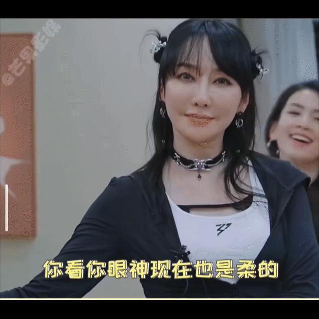 萨顶顶：上了那么多年舞台，五官第一次这么无处安放[捂脸]
有没有导演喊萨顶顶去拍