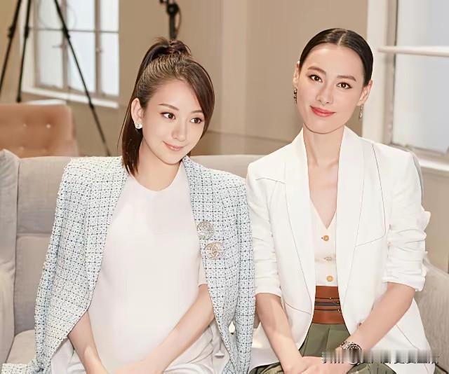 图片中的两个好姐妹，一个生了三个儿子，都没有嫁入豪门，一个嫁给了天王，接连生了三