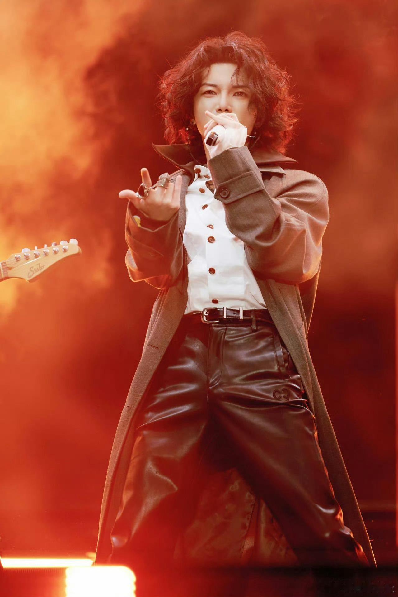 华晨宇说团队开始找新场地了⚡华晨宇音乐节回应超圈粉，团队双线并行效率拉满，全国找