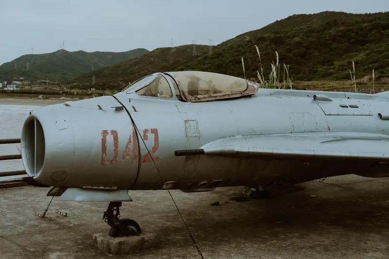 4月2日，上海有个废品回收站仿佛变身“军事小基地”，一架退役歼 - 6战斗机像个