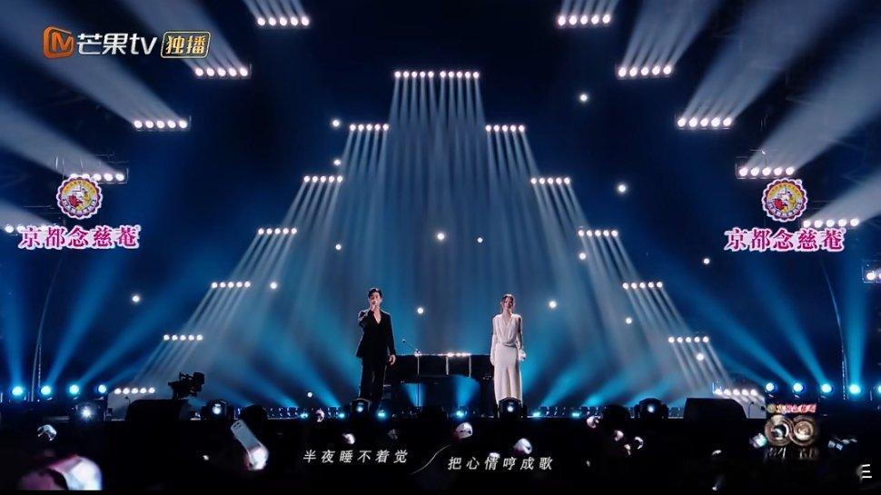 周兴哲姚晓棠的屋顶上男帅女美周兴哲和姚晓棠合唱《屋顶》，温柔声线搭配清亮嗓音，把