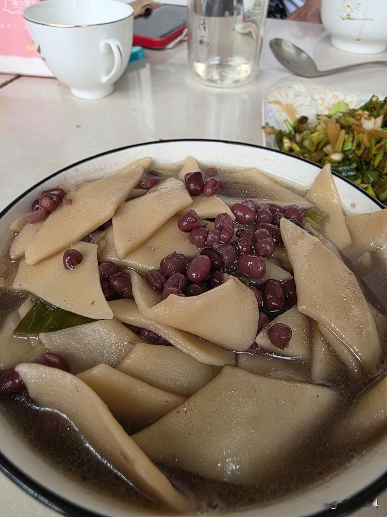 最爱吃二嫂做的这东西……

面皮，我们这里还叫绿豆萁子。花生油和葱花炝锅后，添水