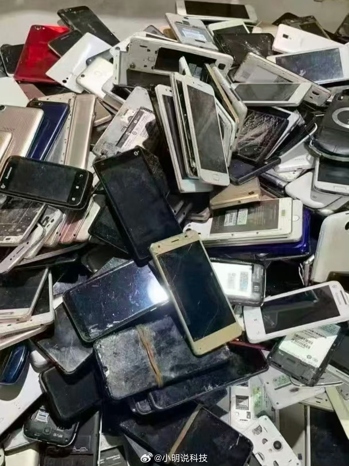 以前：这破手机还能换个盆？现在：它竟然翻身变“金疙瘩”了！旧手机回收价暴涨五六倍