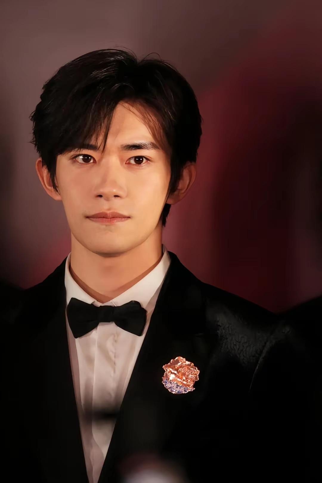 易烊千玺这步棋，走得太“疯”，却也太“值”。
 
谁能想到，一个能靠流量躺赢的年