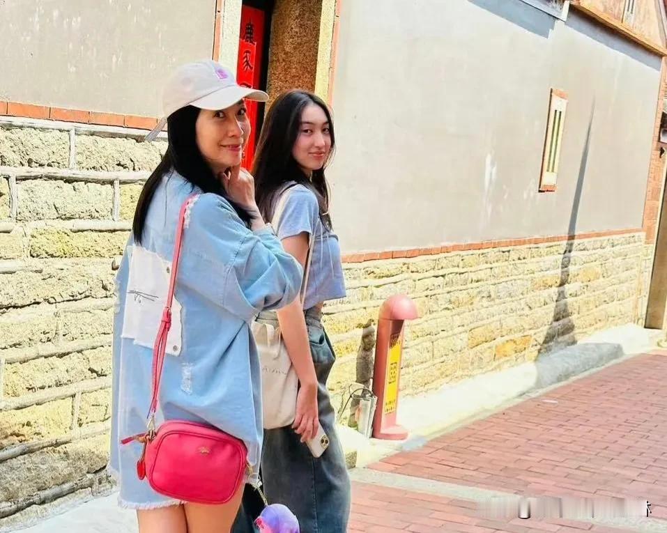 #黄嘉千女儿14岁近照#
夏天和小时候感觉完全不像了，可能混血儿长大了变化会更大