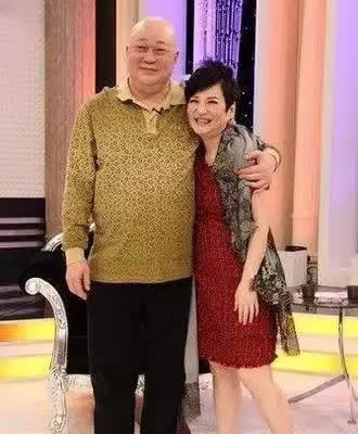 2017年，包拯金超群患了癌症，手术前对小?TA23岁的妻子说：哈哈我走后，哈哈