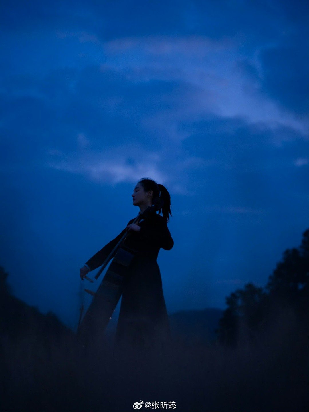 张昕懿长文告别伊蓝从不懂伊蓝的“没心没肺”，到读懂十五六岁的真实模样。会好奇、会