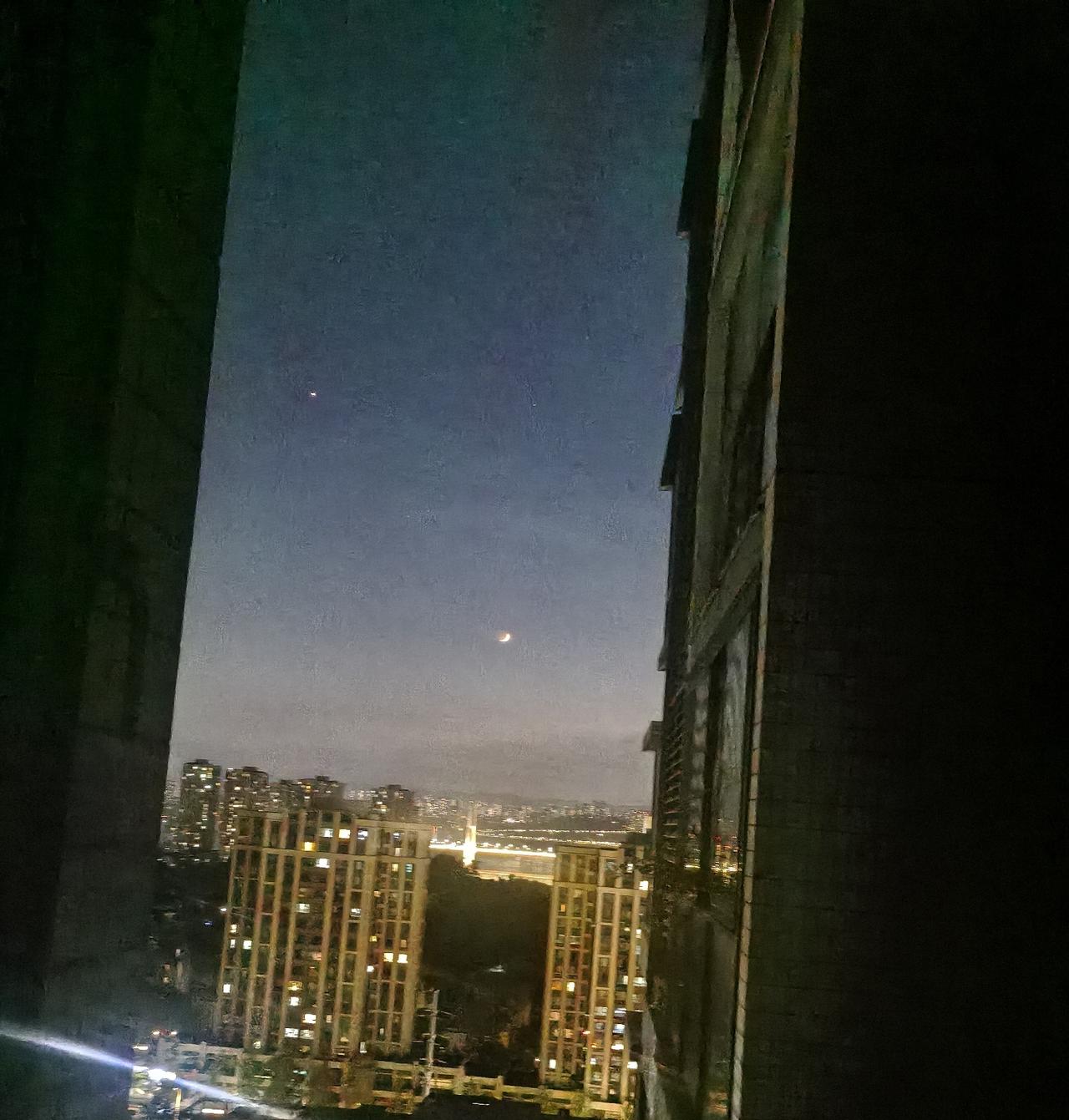 侯人解梦4：
梦赶汽车火车出远门、回家--出门：有好消息来！回家：有坏消息！(如