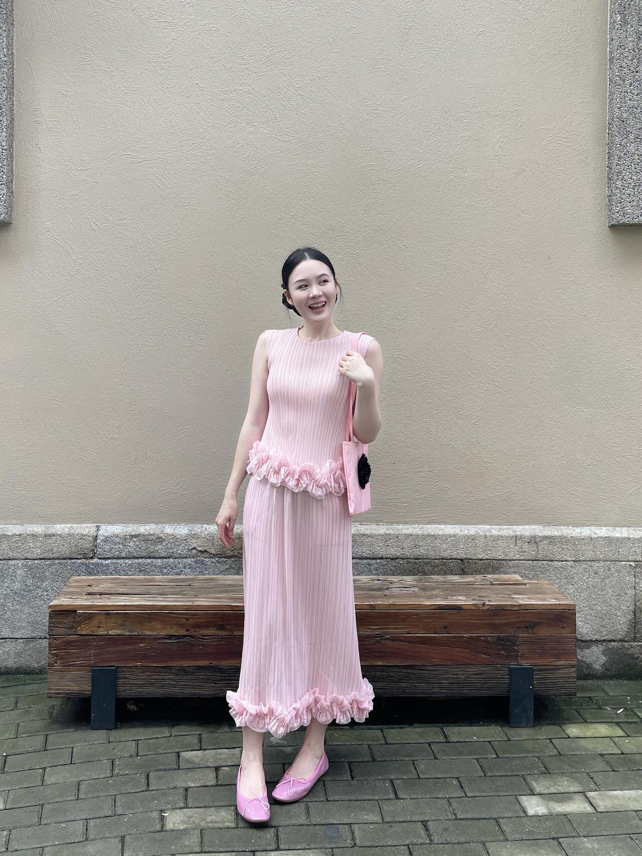 粉色穿搭太适合夏天了！
温柔又治愈的浅粉色，自带清甜少女感，完全不挑年龄段。
这
