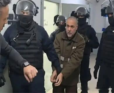 🟥今天就是一个纪念日。那一天，压迫决定逮捕一个人，因为他没有低头；逮捕一名医生