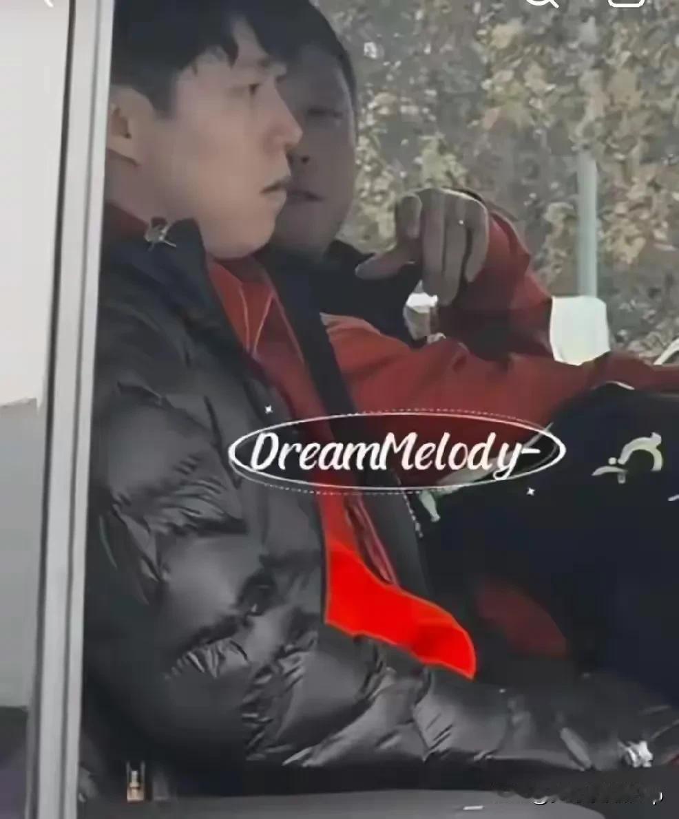 看了刘丁硕周雨解说的直播
他们说王楚钦很自律
不比赛的日子里他都是待在房间不出来