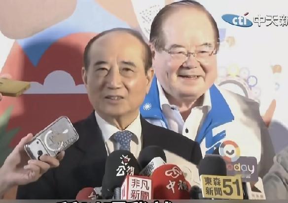 一个笑面虎，弥勒佛性整合北部
一个万金油，不倒翁坐镇南台湾
如今都归属郑丽文麾下