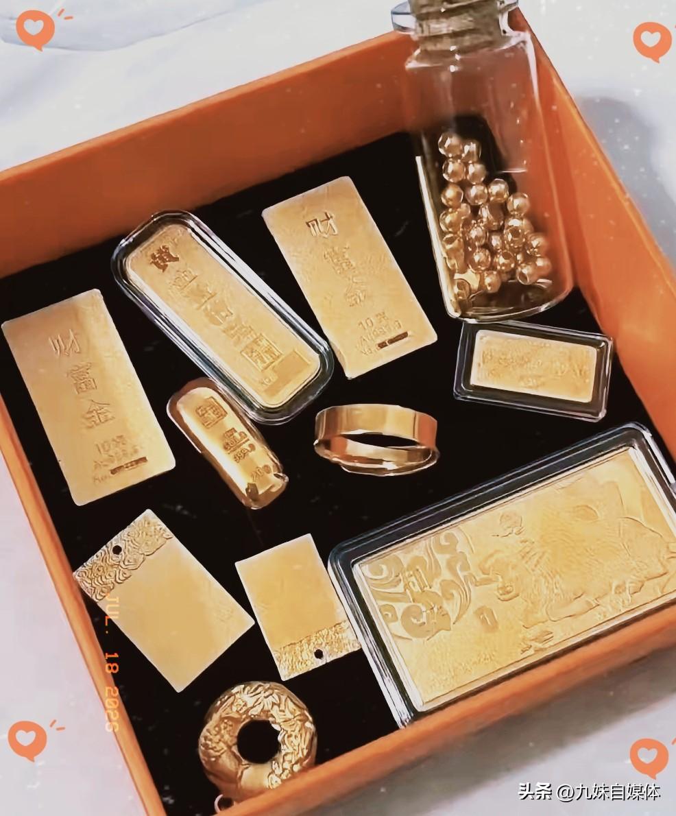 告诉大家一个好消息：
黄金价格跌到870了。
再告诉大家一个坏消息：
金饰价格还