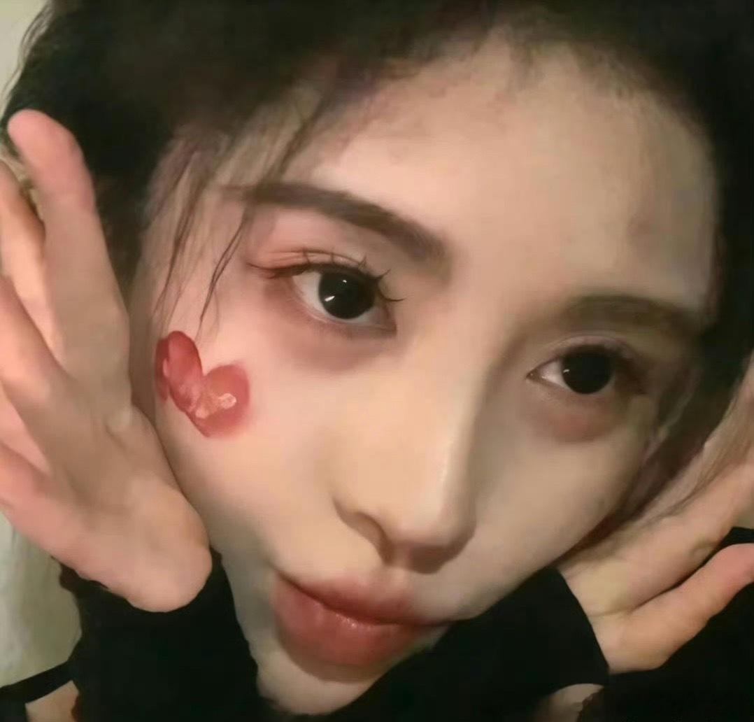 鞠🐱你们知道鞠婧祎这两天那个用口红改伤妆的视频在韩网千赞出圈了吗，莴苣就这样时
