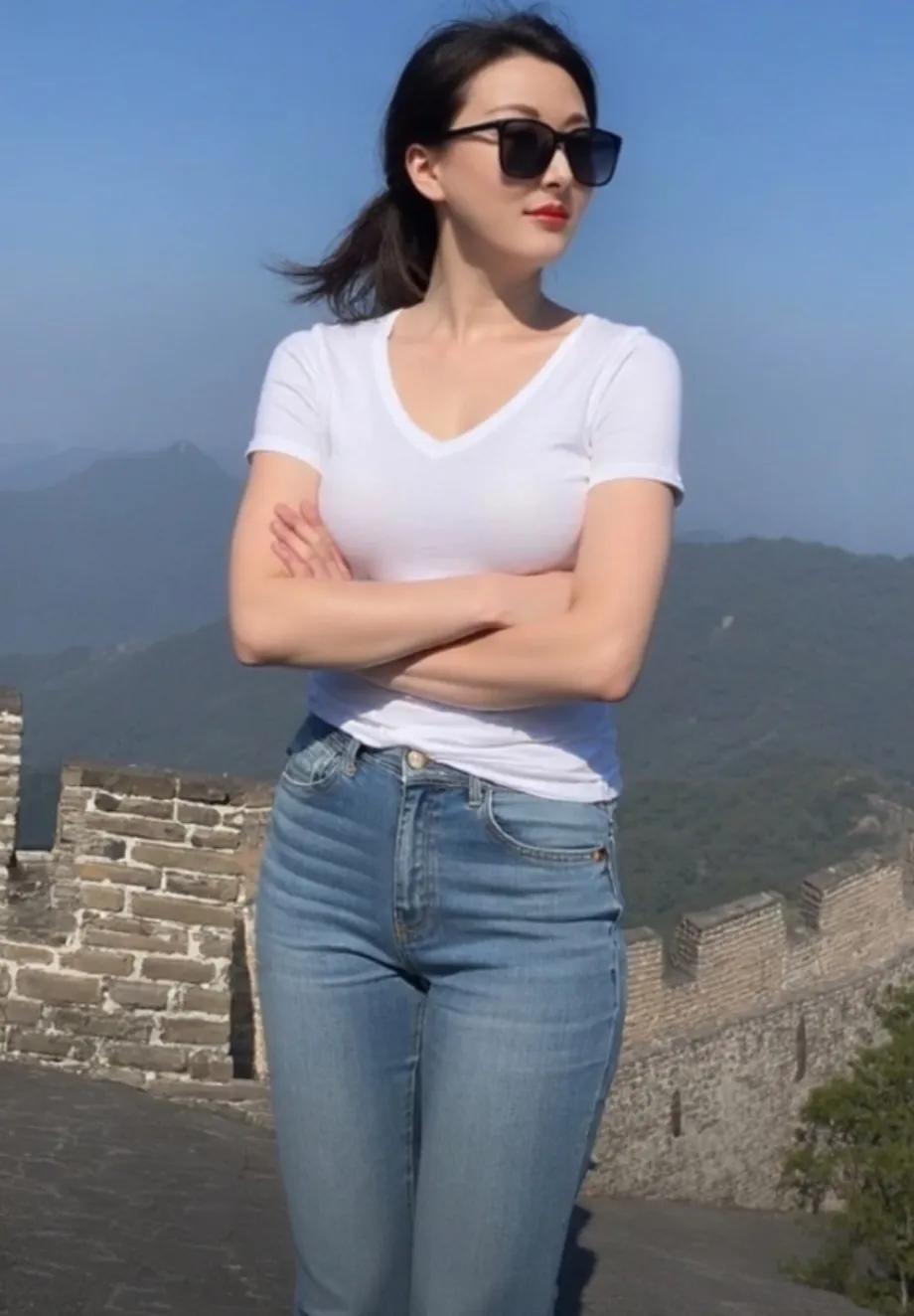 在呼啸的西北风中登上长城，眺望远方，壮丽的景色尽收眼底，让人心生豪迈之情。
 长