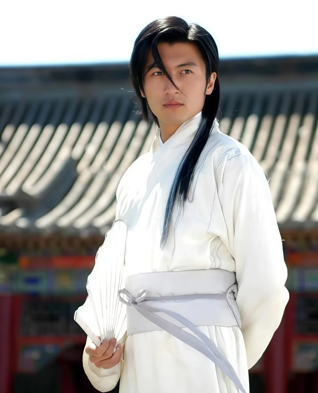 当年他演的花无缺，不施粉黛却迷倒众生。 