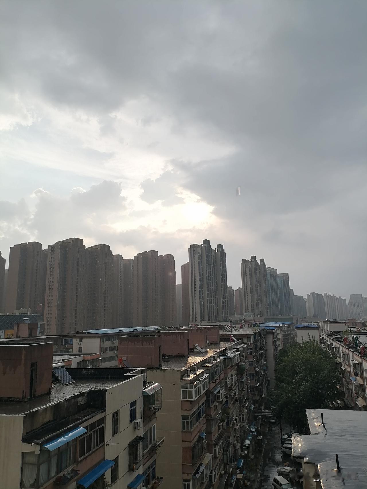 晒出你近期的原创摄影作品太阳雨，艳阳高照，雨却下的紧。赏雨照 太阳雨晚霞