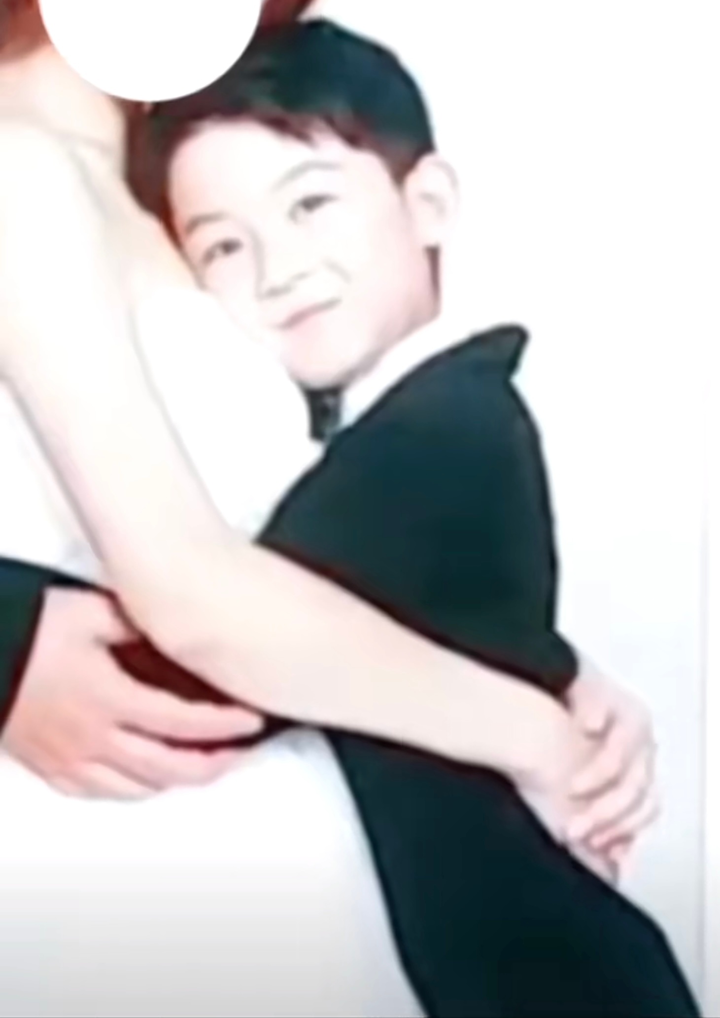 梦见卜文穿红毛衣 我这样抱着他走 年纪介于图片和现在 我说妈妈好想你妈妈好困一直