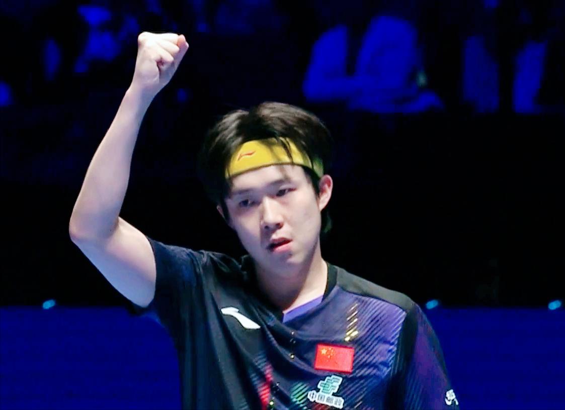 周冠达说：侯老师，王楚钦削这一板怎么样？
侯英超说：这不是削球，纯手上的技术活！