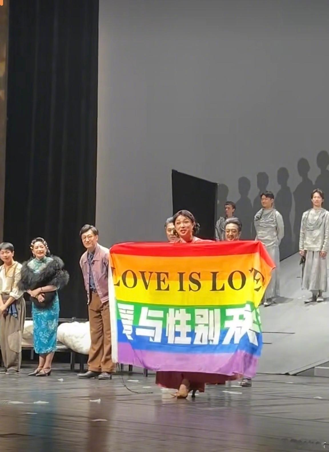 1月13日，山西太原，金星演出结束后，从观众手里接过彩虹旗在台上展示。 ​​​