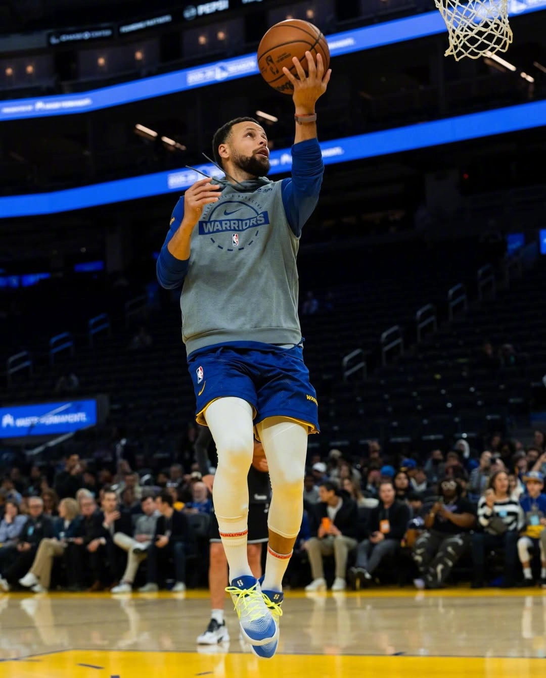 今天库里上脚的鞋子细节满满啊，出现了“30”、“S”等细节标志，估计要签耐克了 