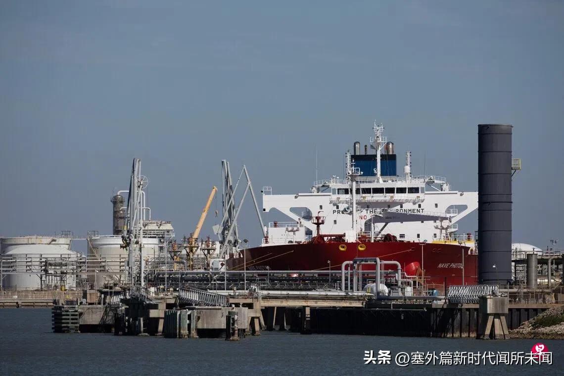 美国完成首笔委内瑞拉石油出售
照片摄于2026年1月14日，一艘原油油轮载着一批