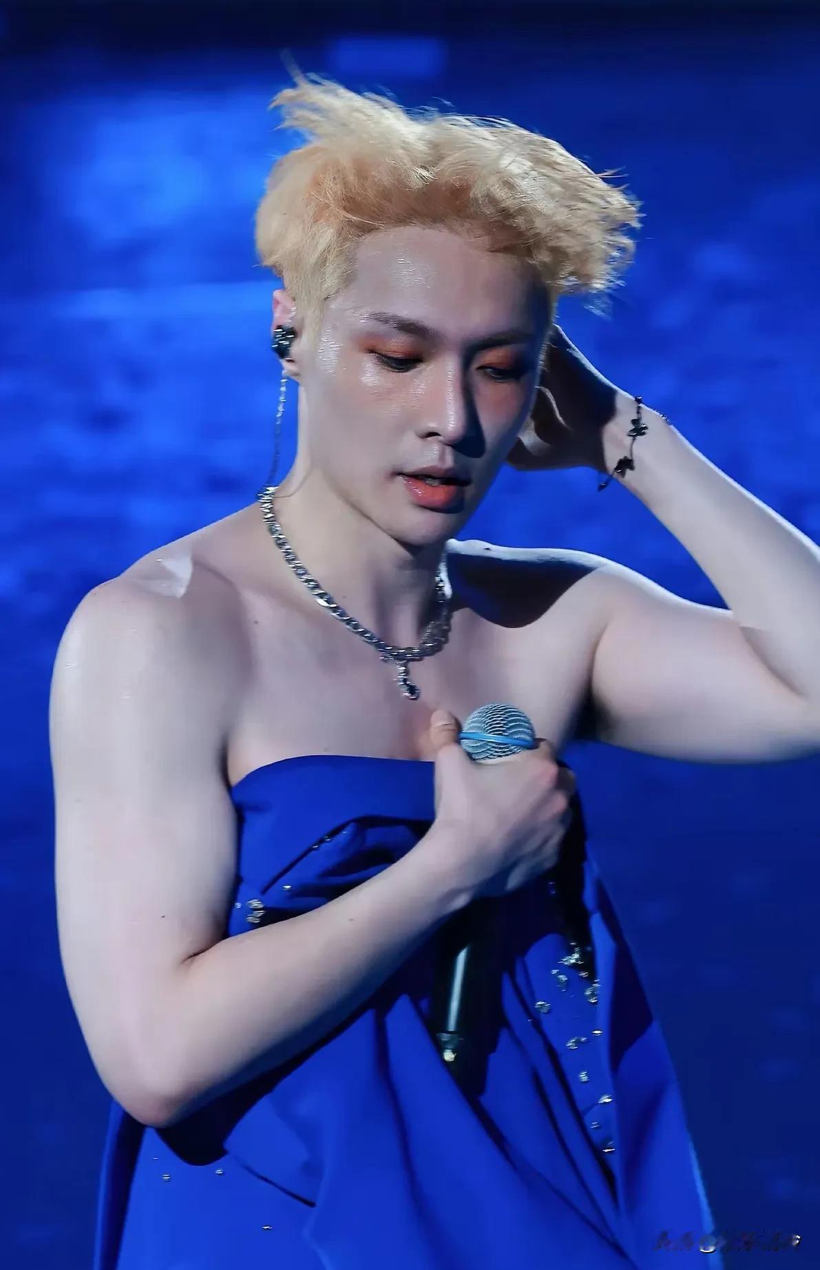 张艺兴粉丝太搞笑了，她们坚持张艺兴没被处理的依据之一是没有公告，她们完全不懂，或