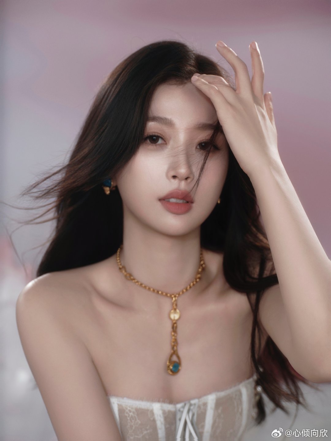 虞书欣 ｜虞书欣云初令 “我以玫瑰执笔书写这份岁月文章即使双手满是划痕依然一笔一