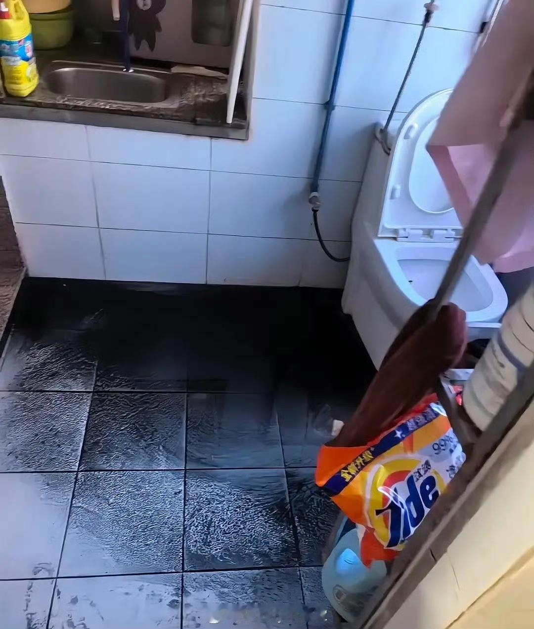 粉丝发文吐槽邓紫棋周边卫衣穿一次就烂了！穿的时候掉色，洗的时候出来的全是黑水，拿