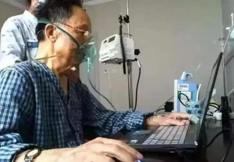 他被确诊为“胆管癌晚期”，为了不影响工作，他拒绝了手术和化疗，戴着氧气面罩，身上