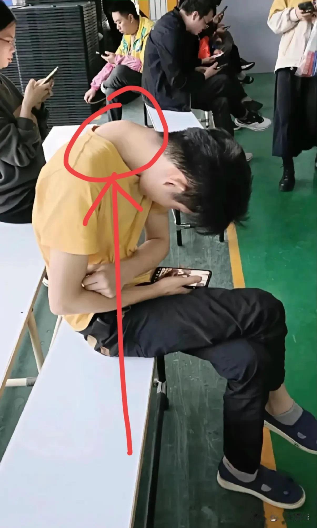 脖子弯了，你的颈椎正在变成一把“7字镰刀”！

手机正在摧毁着我们这代人，身体健