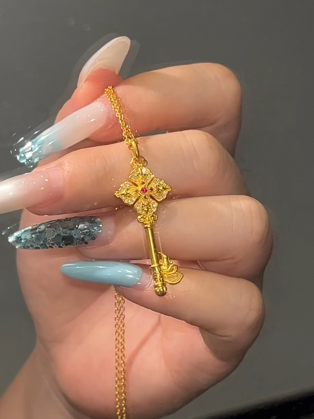 最近入手的最满意的一件配饰，就是这条金钥匙项链，完美契合我爱的复古英伦质感。比起