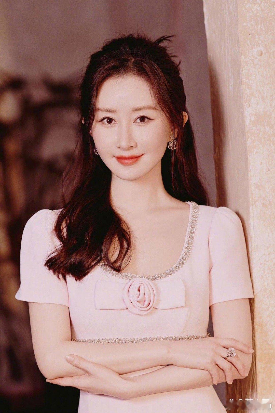 38岁舒畅状态也太绝了！一身粉色连衣裙温柔又减龄，完全看不出真实年龄，美得惊艳又