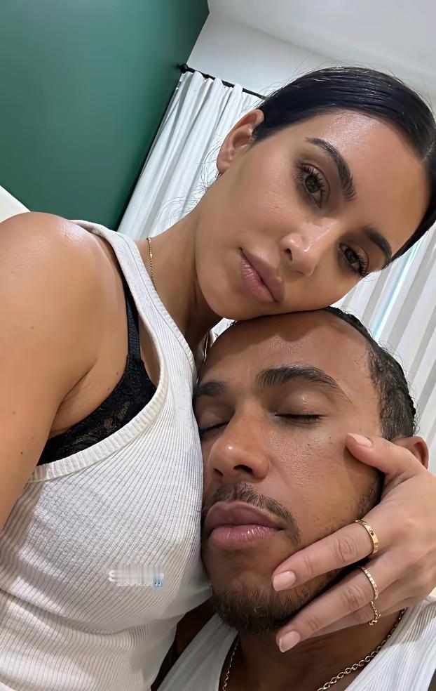 卡戴珊成功转战F1赛道，汉密尔顿也不嫌弃她前男友多。

有网友发现，超级碗卡戴珊