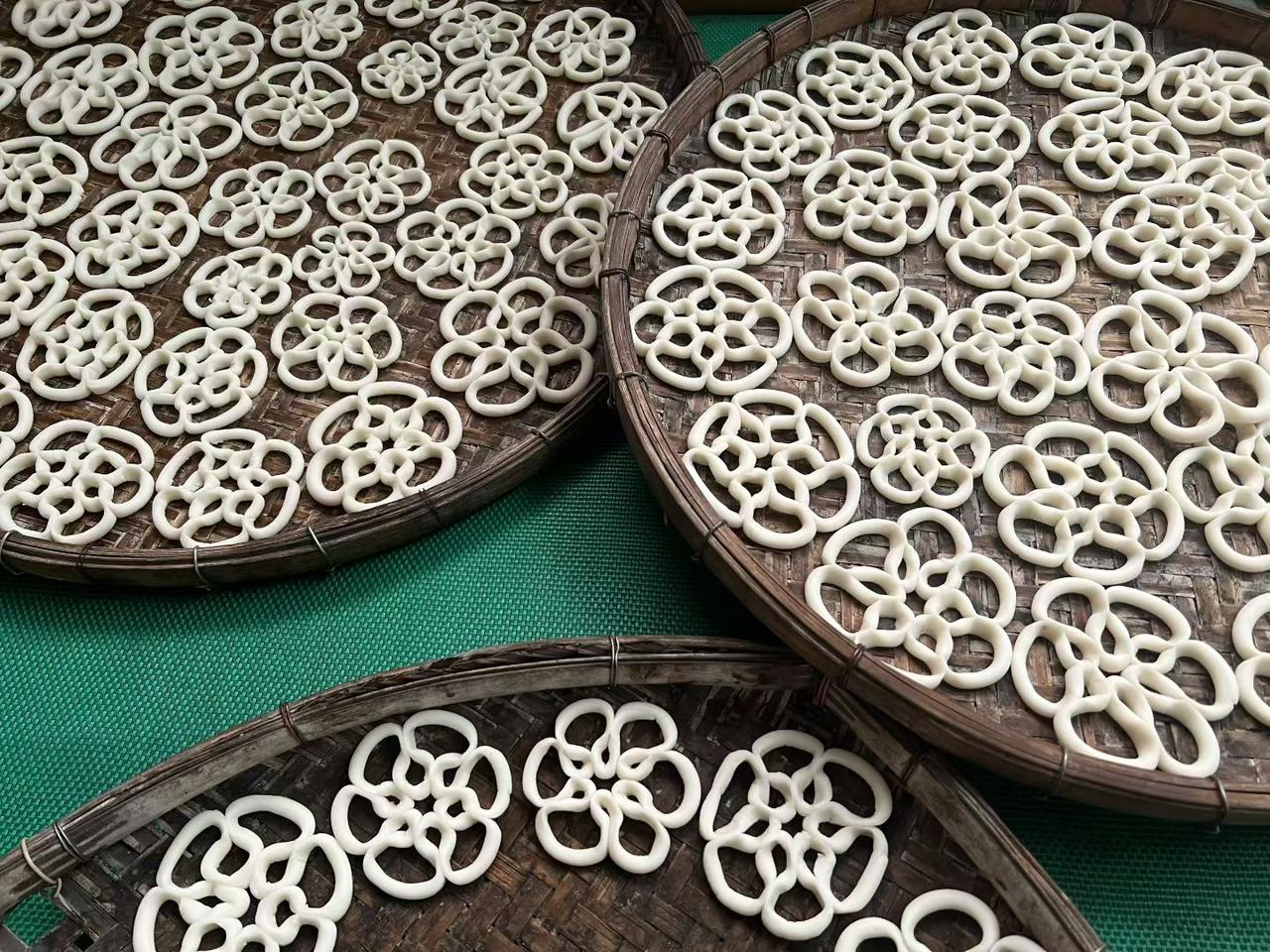 煎堆：寓意“煎堆碌碌，金银满屋”，象征财富和喜庆。
油角：寓意“油角弯弯，家财百