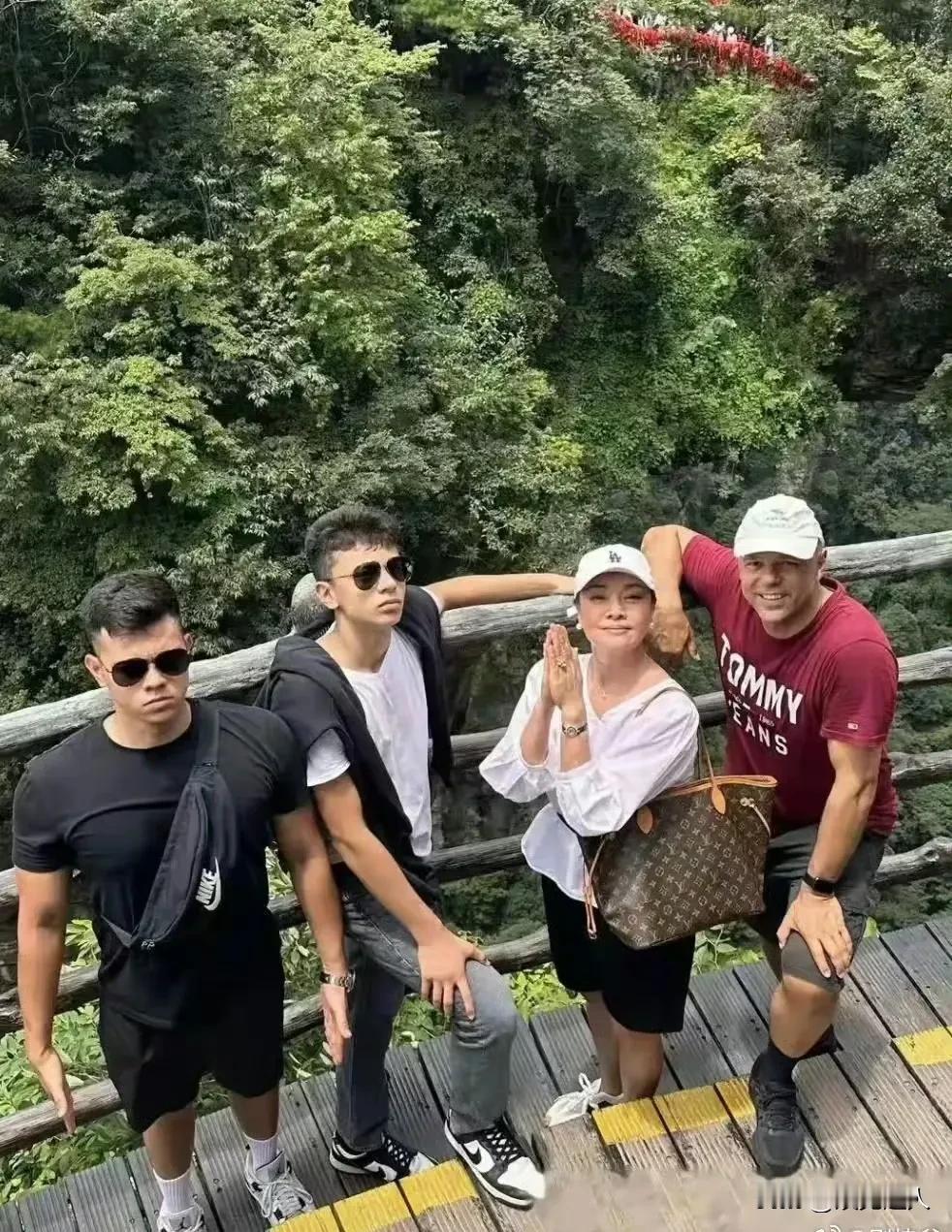 史可最近晒了一家四口的合照，好家伙，俩儿子是真长开了，又高又帅，跟明星站一块儿都
