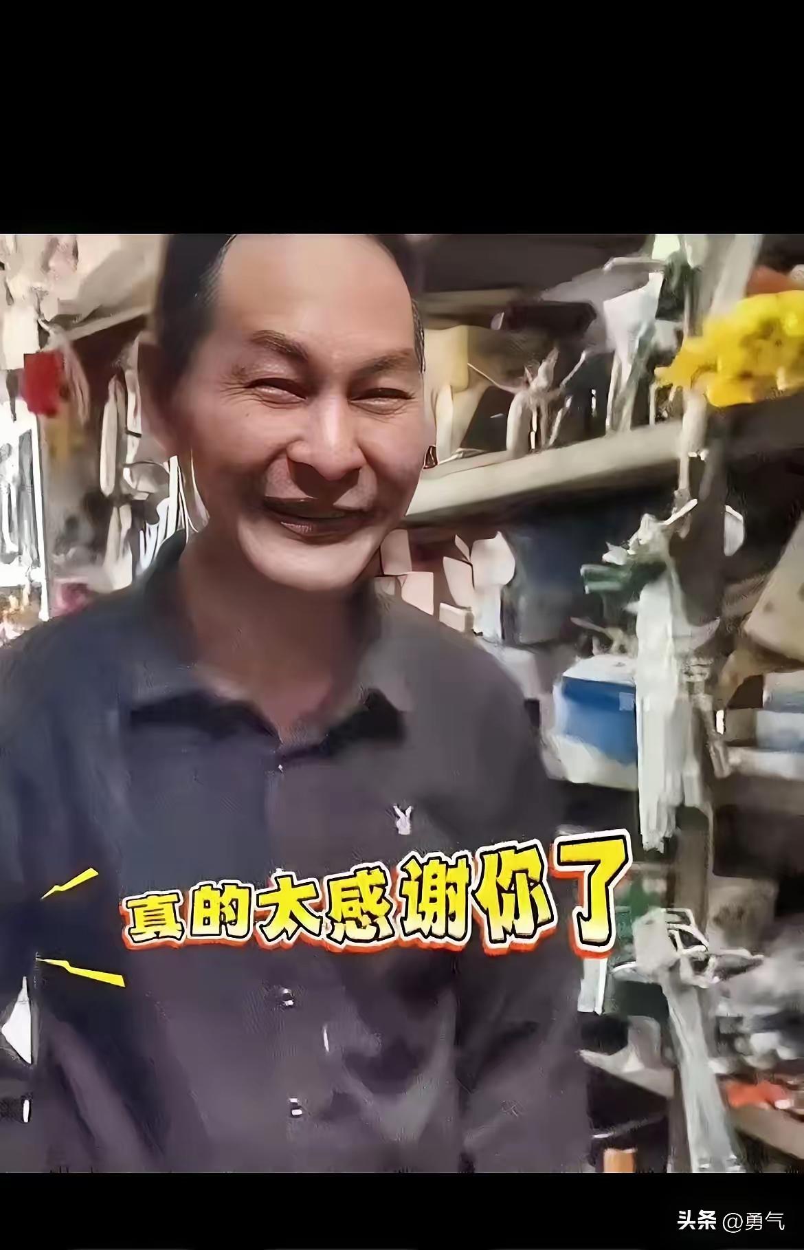 江苏，男子去五金店买东西，结账时被老板娘盯着看！男子有点慌，以为对方有什么想法，