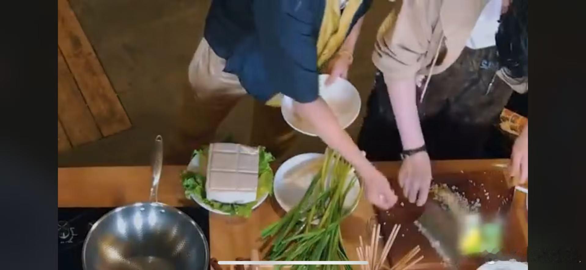 郭京飞把切蒜外包给了刘宇宁 郭京飞顺嘴哪有刘宇宁顺手快综艺厨房欢乐多，郭京飞光动